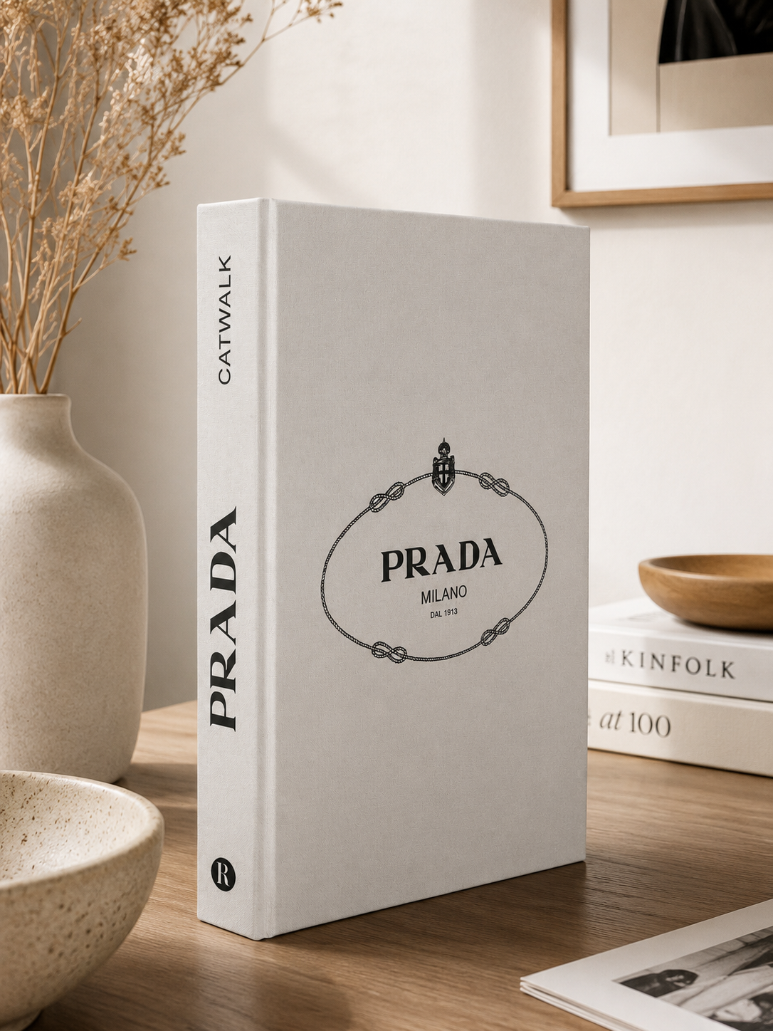کتاب دکوری Prada Catwalk در چیدمان مدرن روی میز همراه با اکسسوری دکوراتیو